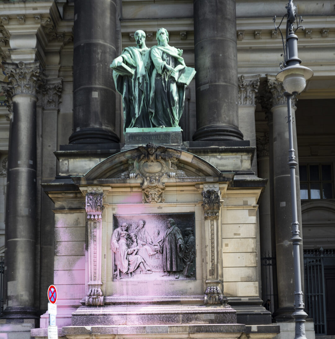 Berliner Dom mit Pinker Farbe verziert